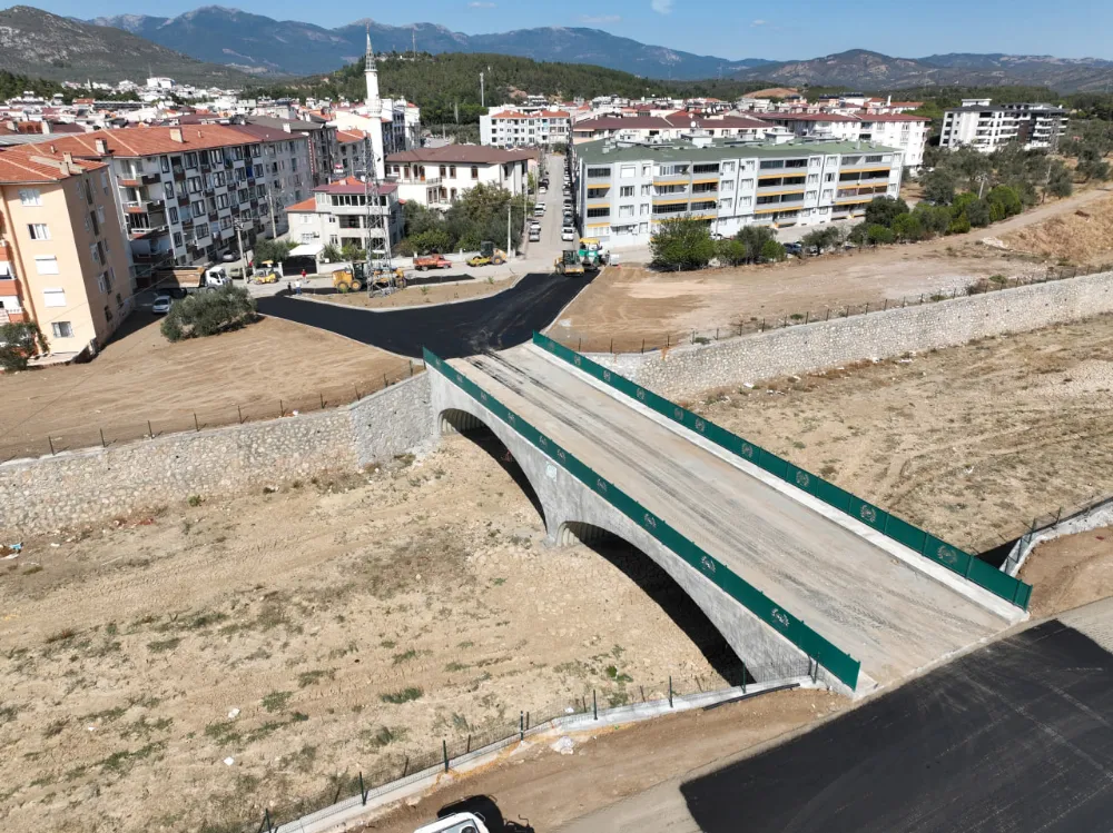 Edremit’te yeni köprünün çevre düzenlemesi tamamlanıyor