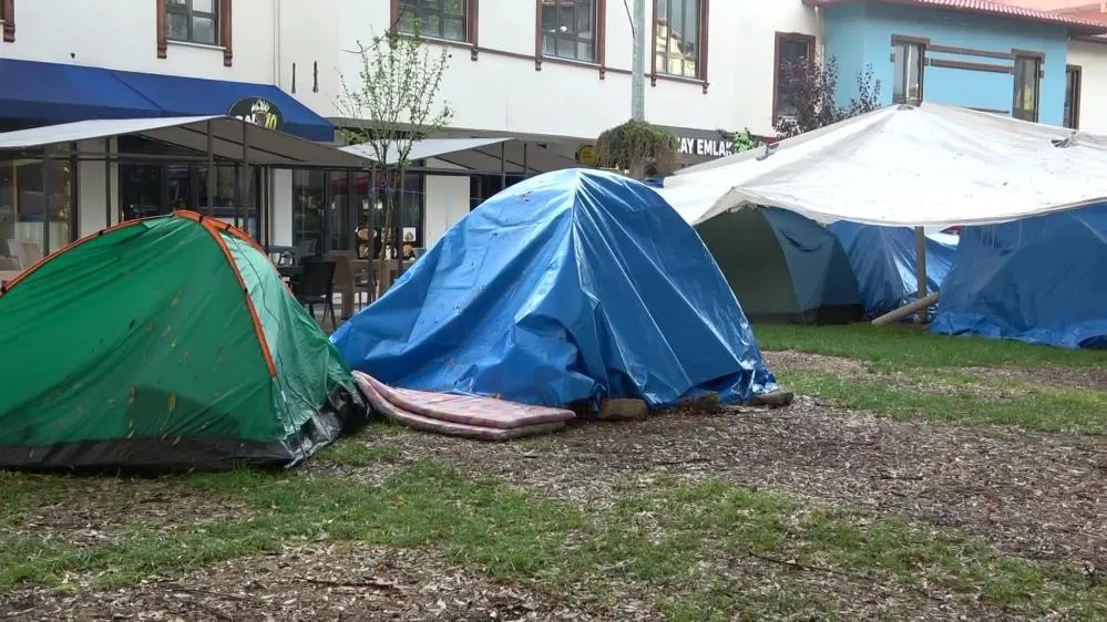 Sındırgı’da depremin ardından halk geceyi sokakta ve çadırlarda geçirdi