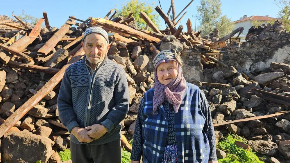 52 YILDIR YAŞADIKLARI EV DEPREMDE ZARAR GÖRDÜ