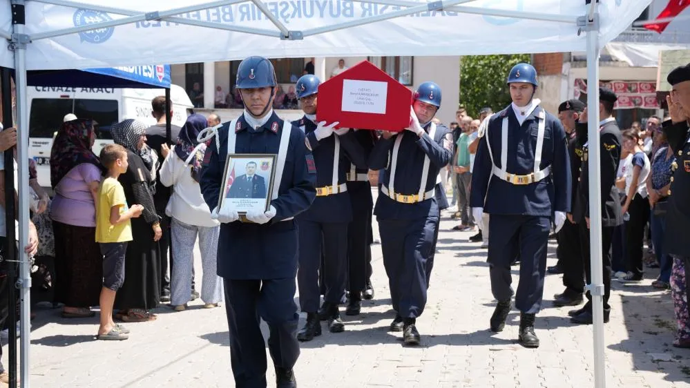 Genç astsubay memleketi Sındırgı’da son yolculuğuna uğurlandı