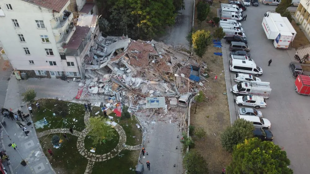 Sındırgı depreminde çöken bina sabahın ilk ışıkları ile havadan görüntülendi