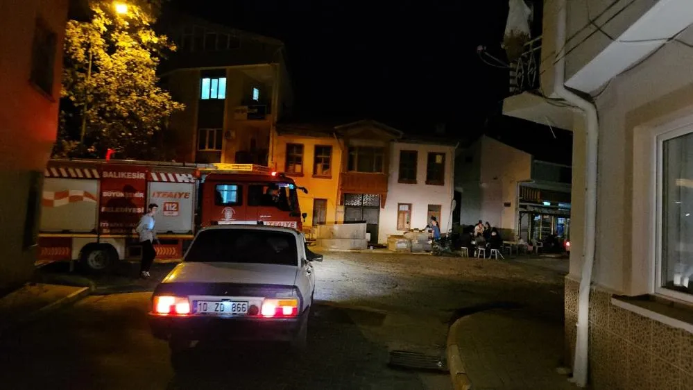 Depremlerin durmadığı Sındırgı’da vatandaşlar geceyi dışarıda geçirdi