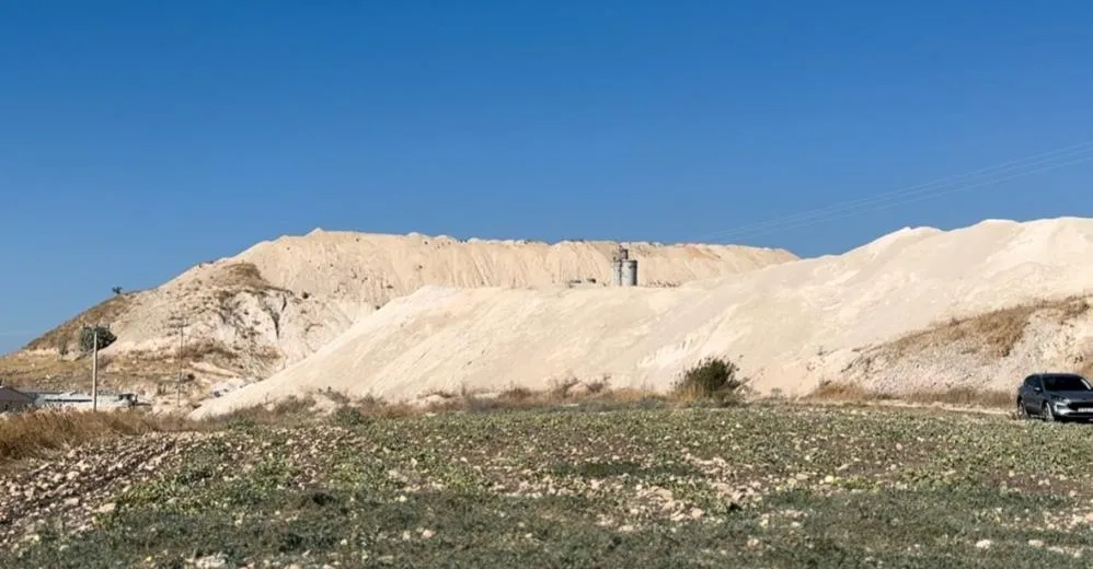 BETON TOZU ÇİFTÇİYİ PERİŞAN ETTİ